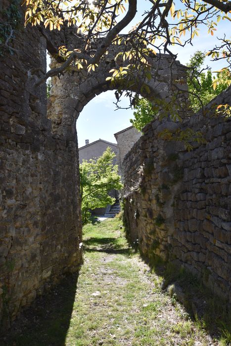 porte située au sud de l’église Saint-Laurent