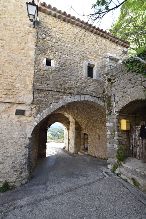 porte située au sud, élévation nord-est