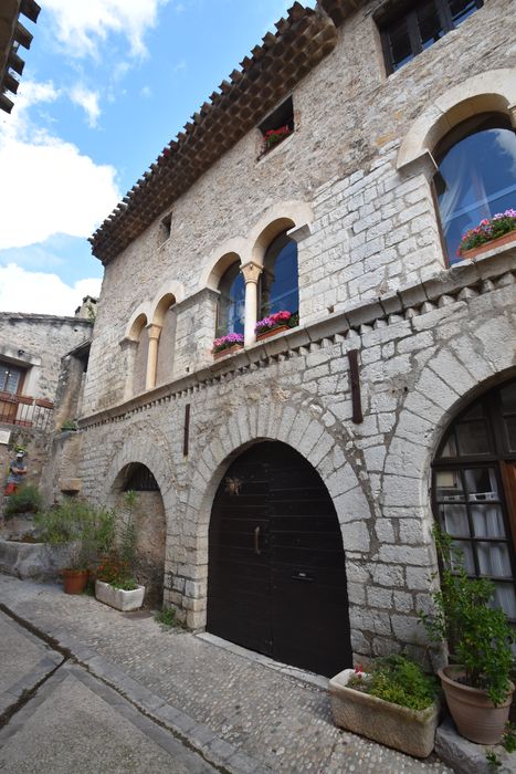 Maison du 12e siècle, près de l'église