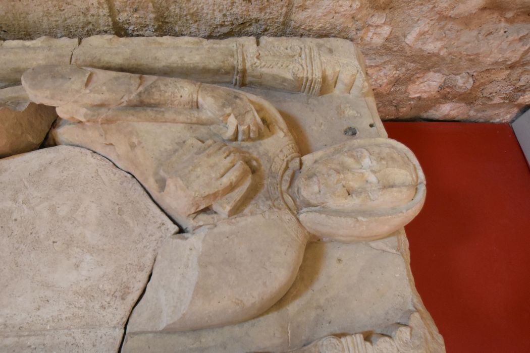 monument funéraire de Bernard de Meze, abbé de Saint-Guilhem, vue partielle