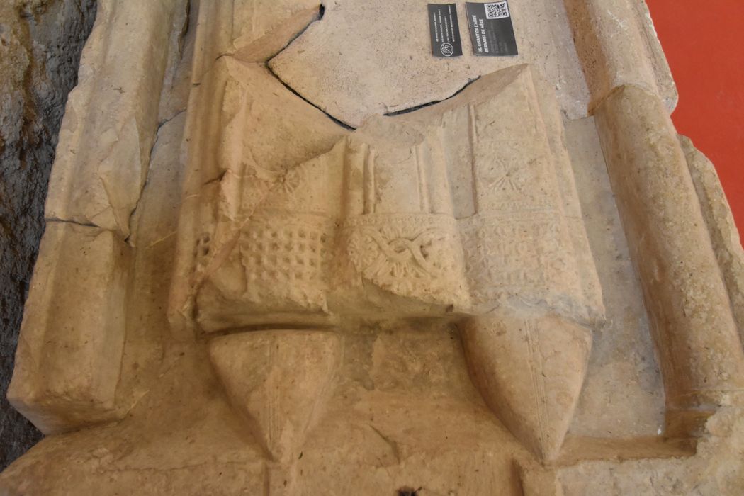 monument funéraire de Bernard de Meze, abbé de Saint-Guilhem, détail