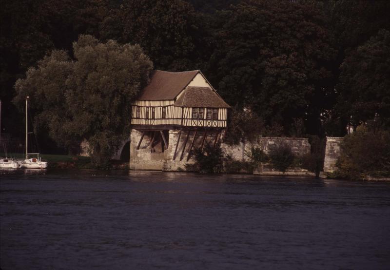 L'ancien moulin sur les arches du vieux-pont sur la Seine