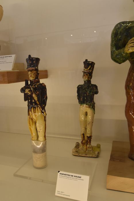 statues (statuettes) : Soldat en uniforme restauration