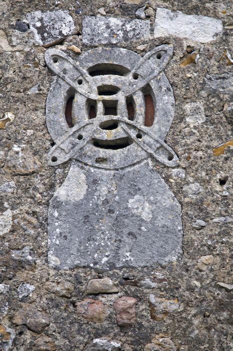 fragment lapidaire de la façade ouest (élément réemployé)