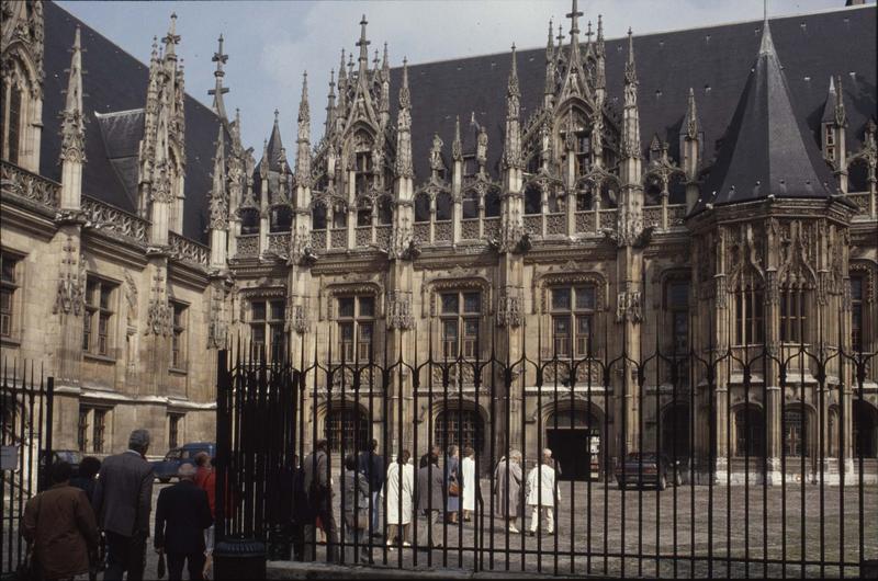 Façade à tourelle sur cour intérieure, grille de clôture