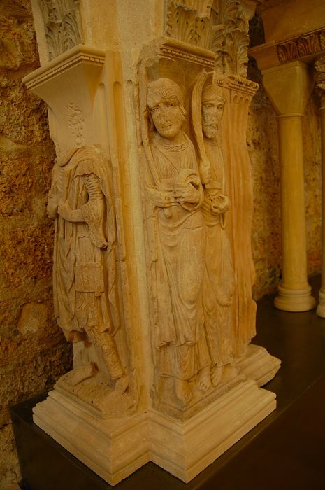 haut-relief (pilier sculpté) : Christ pèlerin, martyrs - © Ministère de la Culture (France), Médiathèque du patrimoine et de la photographie, diffusion GrandPalaisRmn Photo