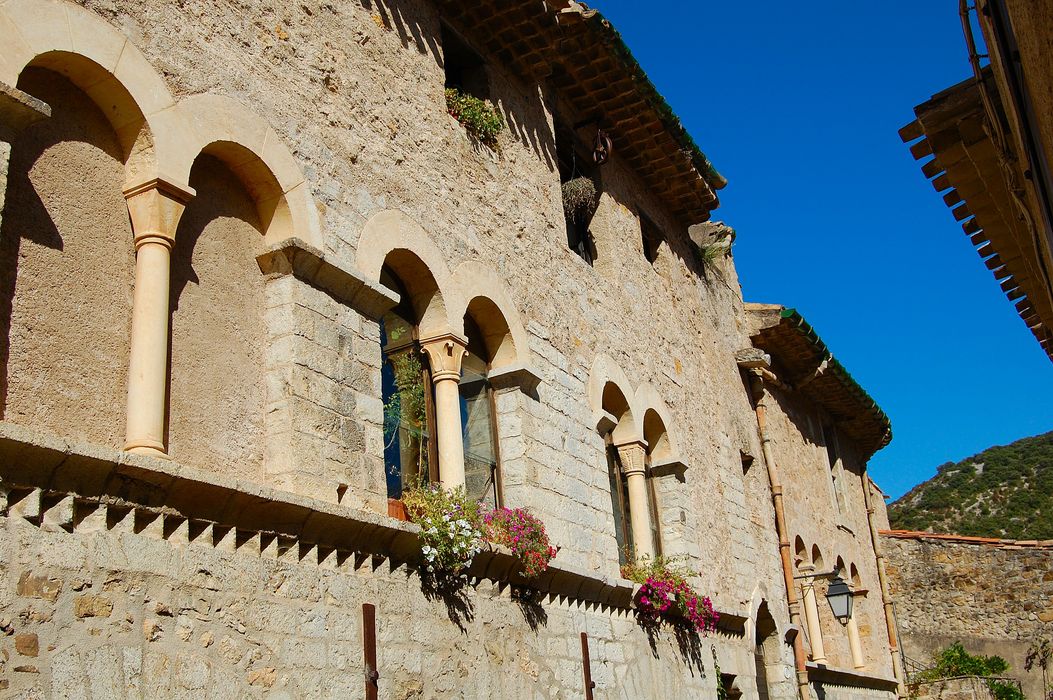 façade sur rue, vue partielle