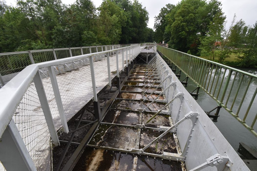 vue partielle de la structure depuis la berge nord