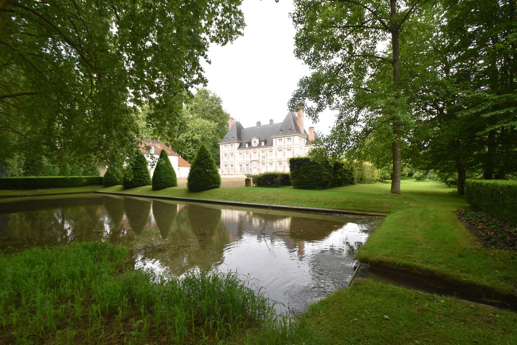 vue générale du château dans son environnement depuis le Sud-Est