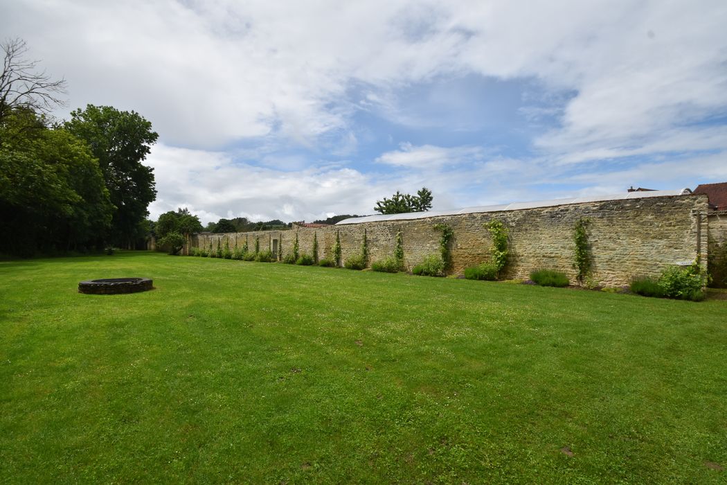 jardin, mur est délimitant la chambre de chaleur