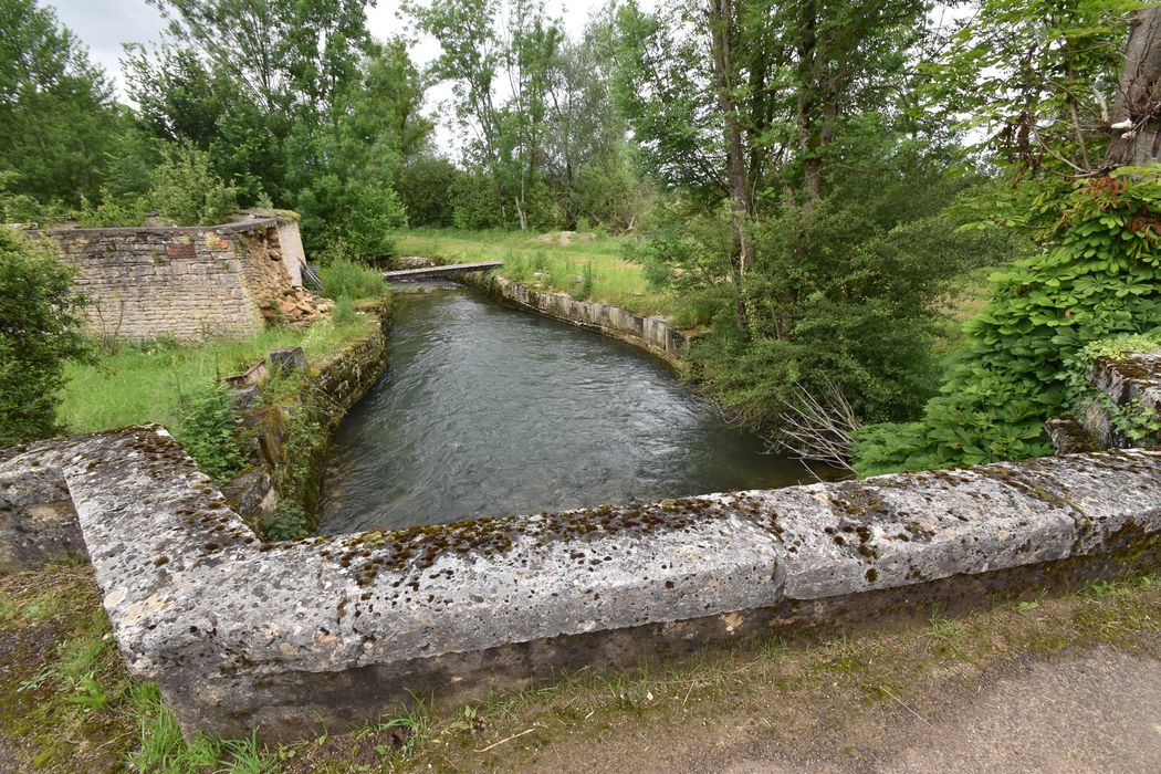 pont médian, parapet