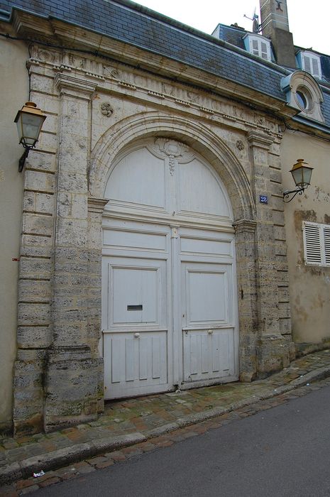 portail monumental d’accès sur rue