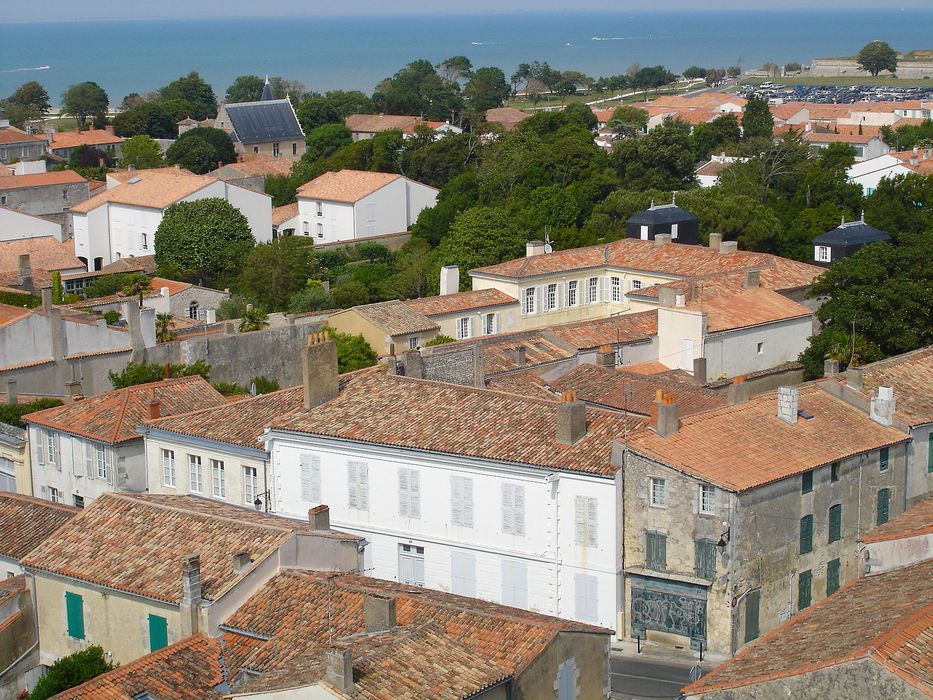 vue partielle des bâtiments dans leur environnement urbain depuis la clocher de l’église