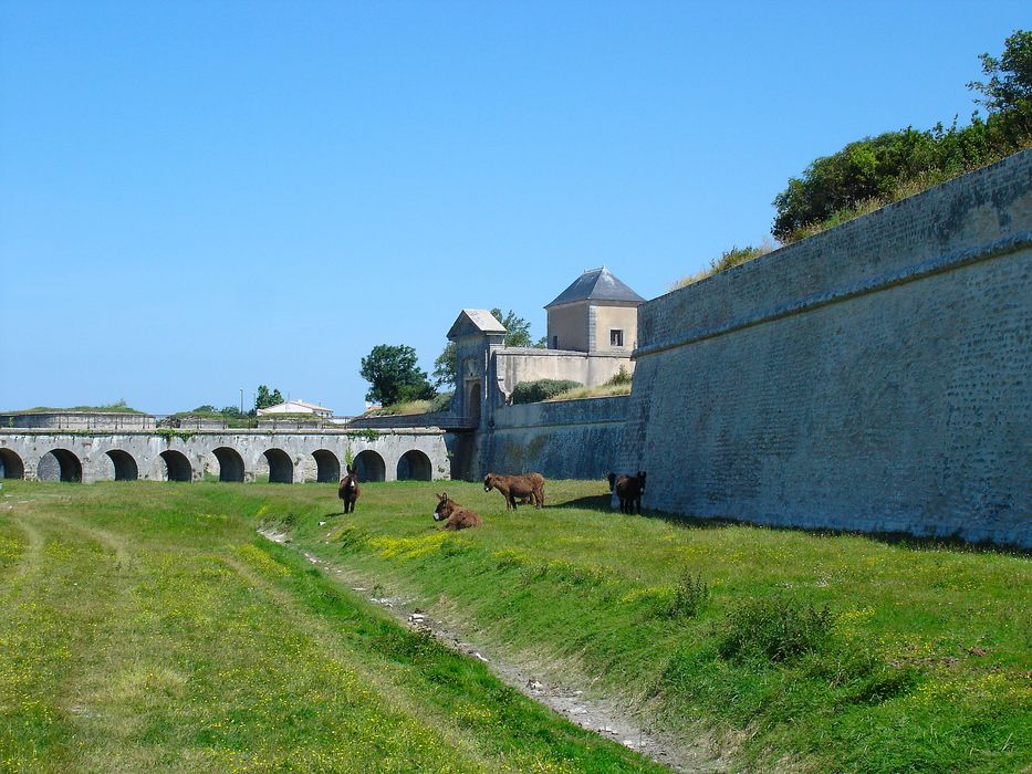 vue partielle des remparts à proximité de la porte Campani