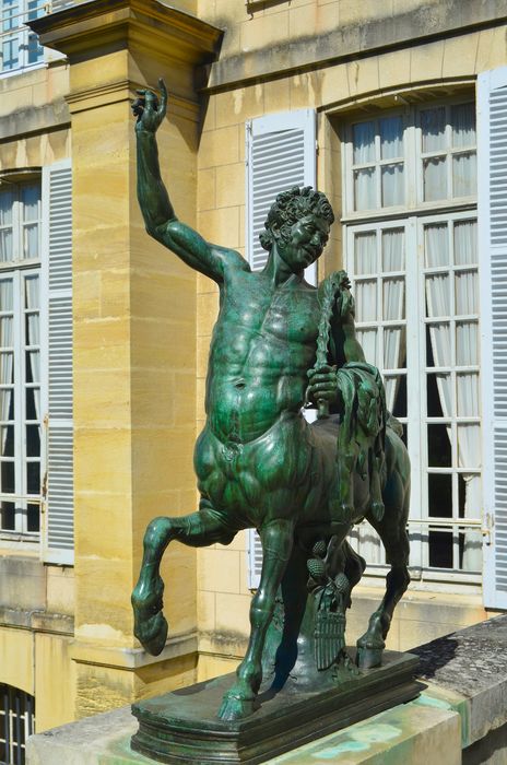 façade sud-ouest, statue encadrant l’accès à la porte d’accès : Centaure