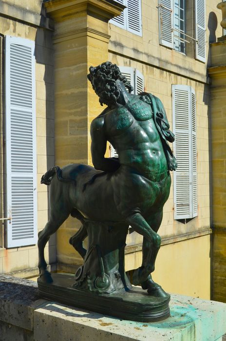 façade sud-ouest, statue encadrant l’accès à la porte d’accès : Centaure