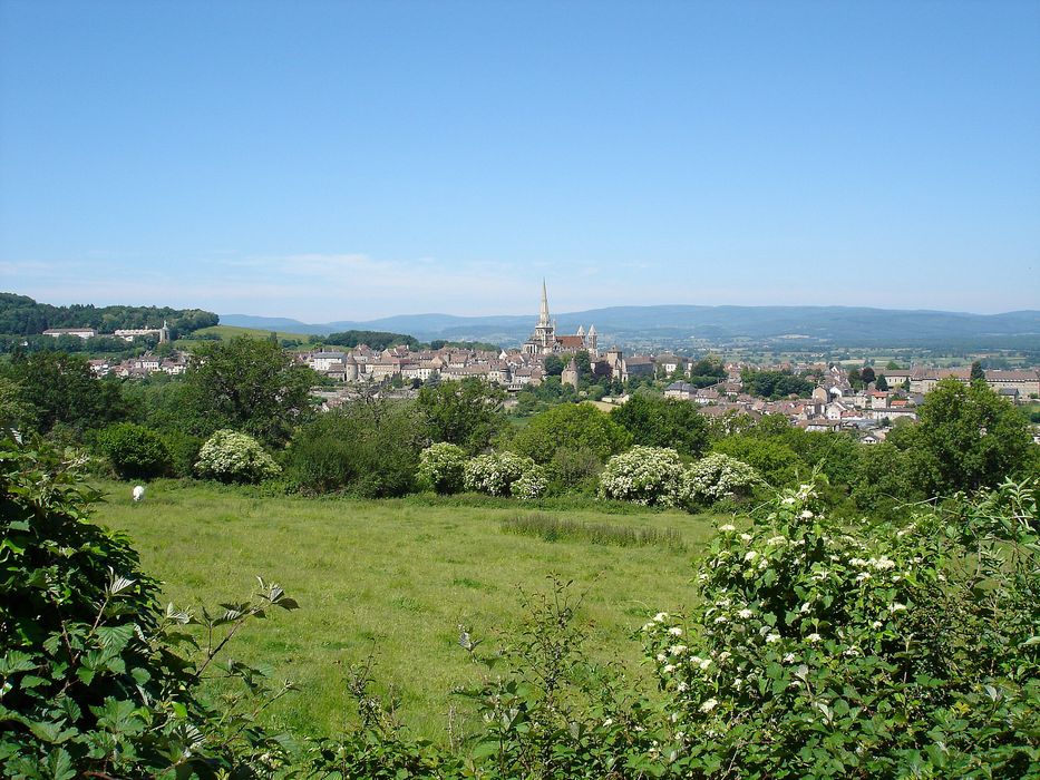 vue générale de la cathédrale dans son environnement urbain depuis les vestiges de la pyramide de Couchard à l’Est