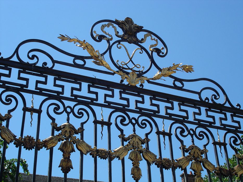 détail de la grille de clôture de la cour d’honneur à l’est