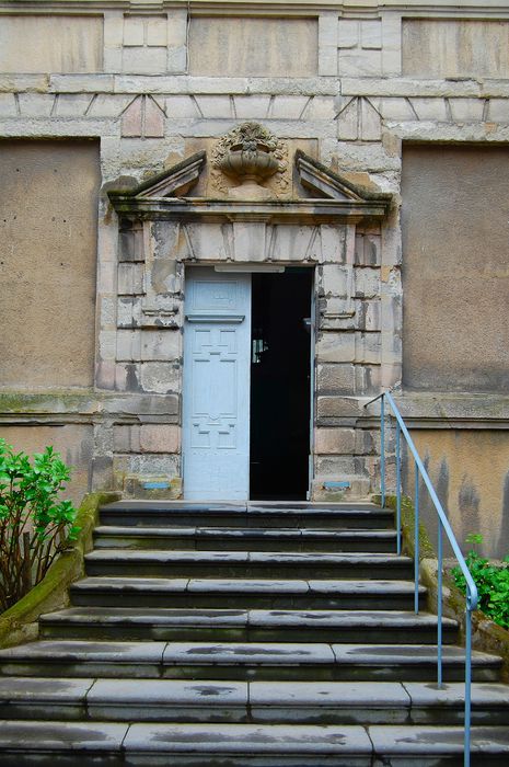 aile en fond de cour, porte d’accès