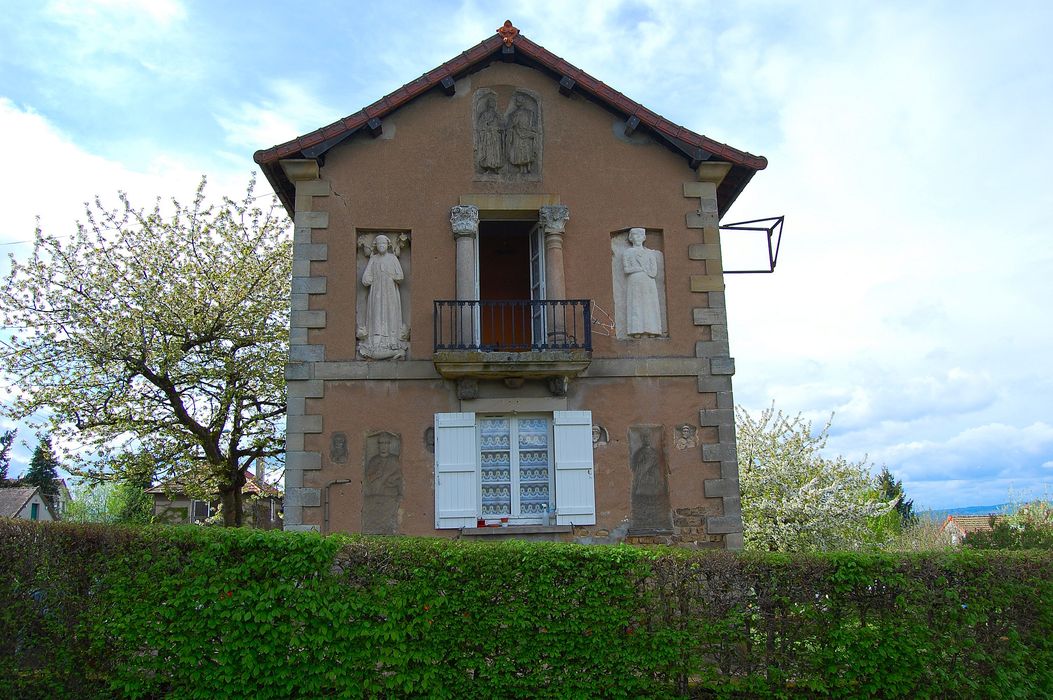 maison du gardien avec des éléments réemployés en façade