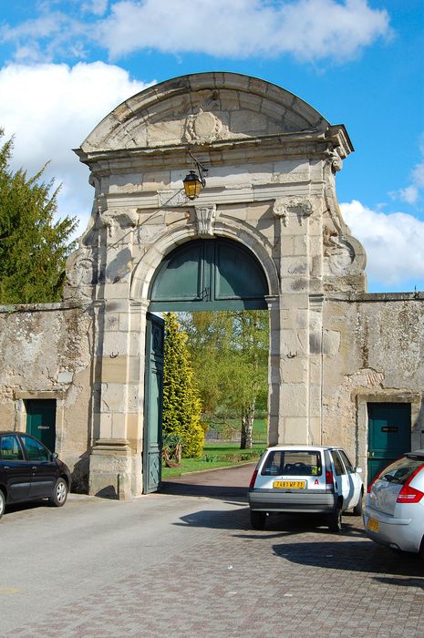 portail d’accès monumental sur rue