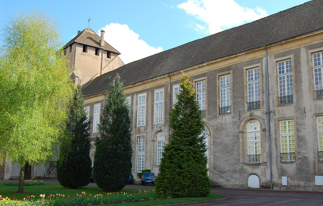 façade nord-est sur la cour d’honneur, vue partielle