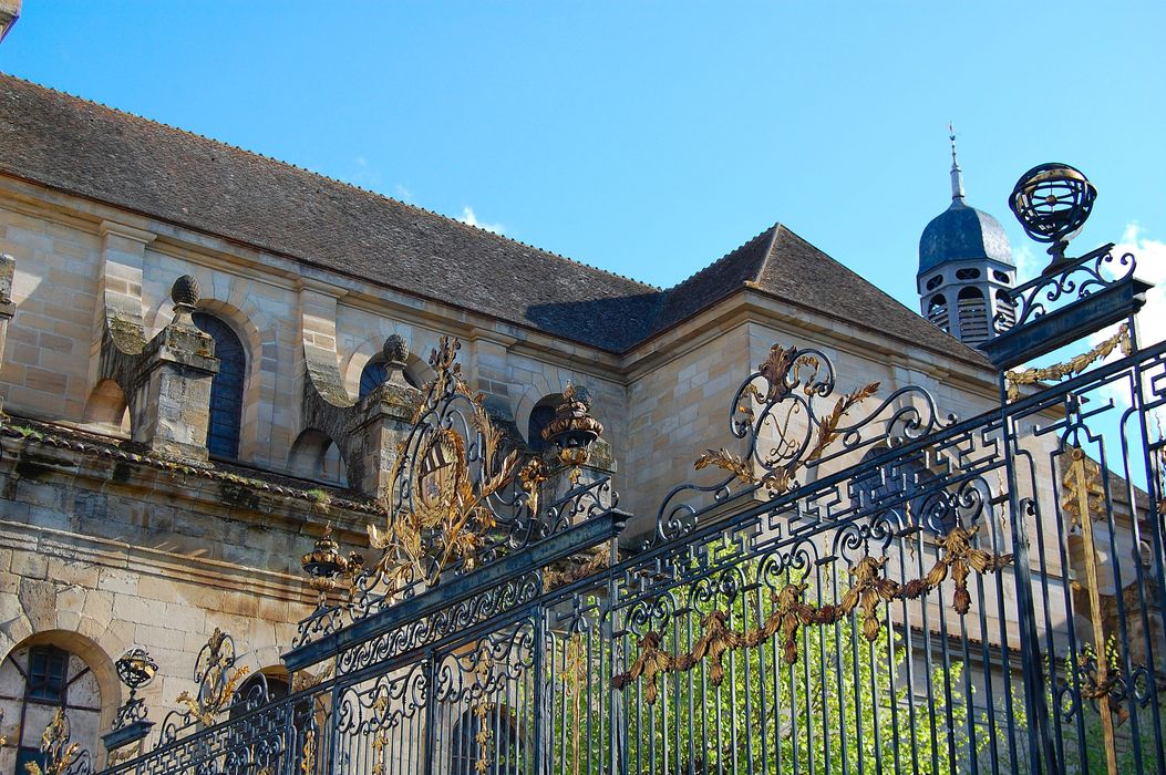 grille de clôture de la cour d’honneur, vue partielle