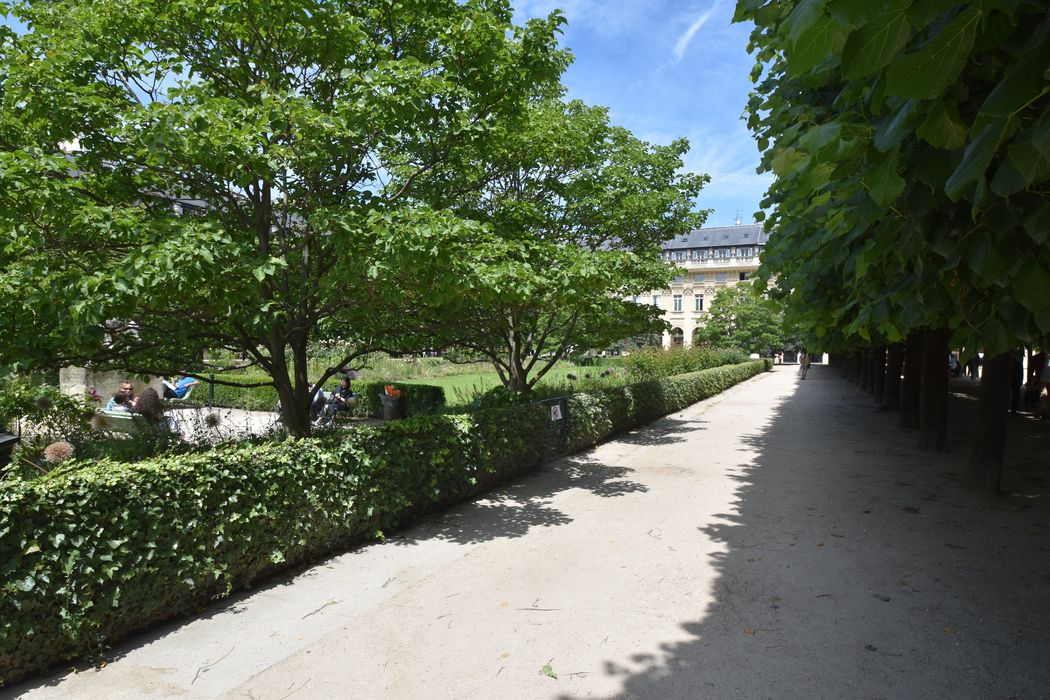 vue partielle du jardin en direction du Nord-Ouest