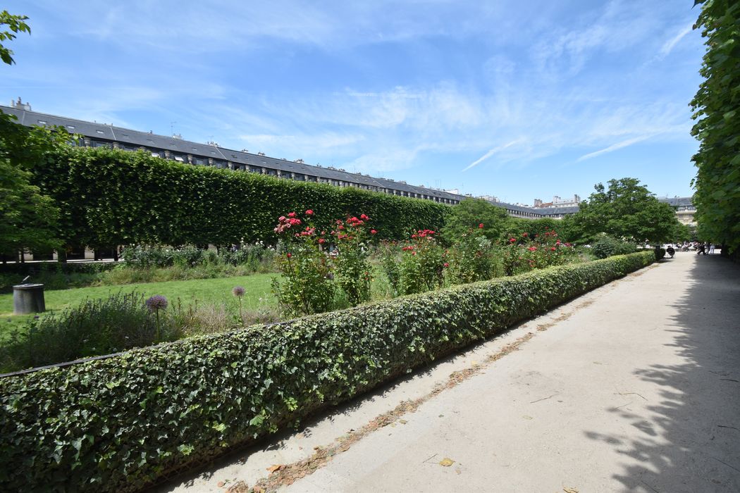 vue partielle du jardin en direction du Nord-Ouest