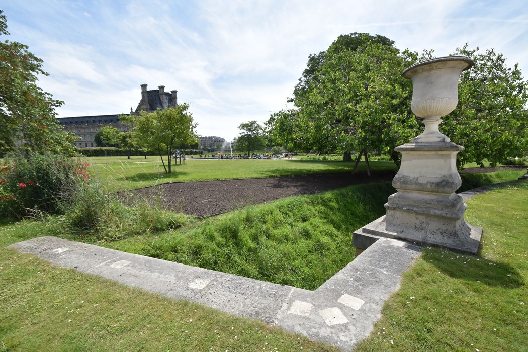 parc des Tuileries, vue partielle en direction du Sud-Est depuis l’allée centrale