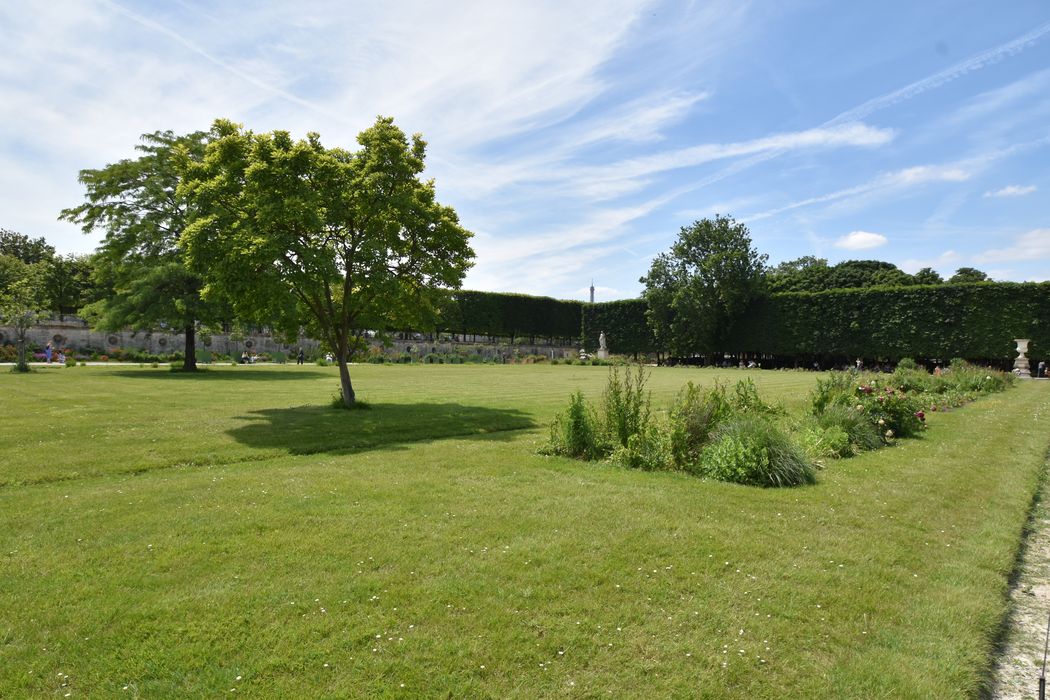 parc des Tuileries, vue partielle en direction du Sud-Ouest depuis l’allée centrale