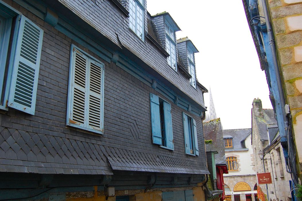 façade sur rue, vue partielle