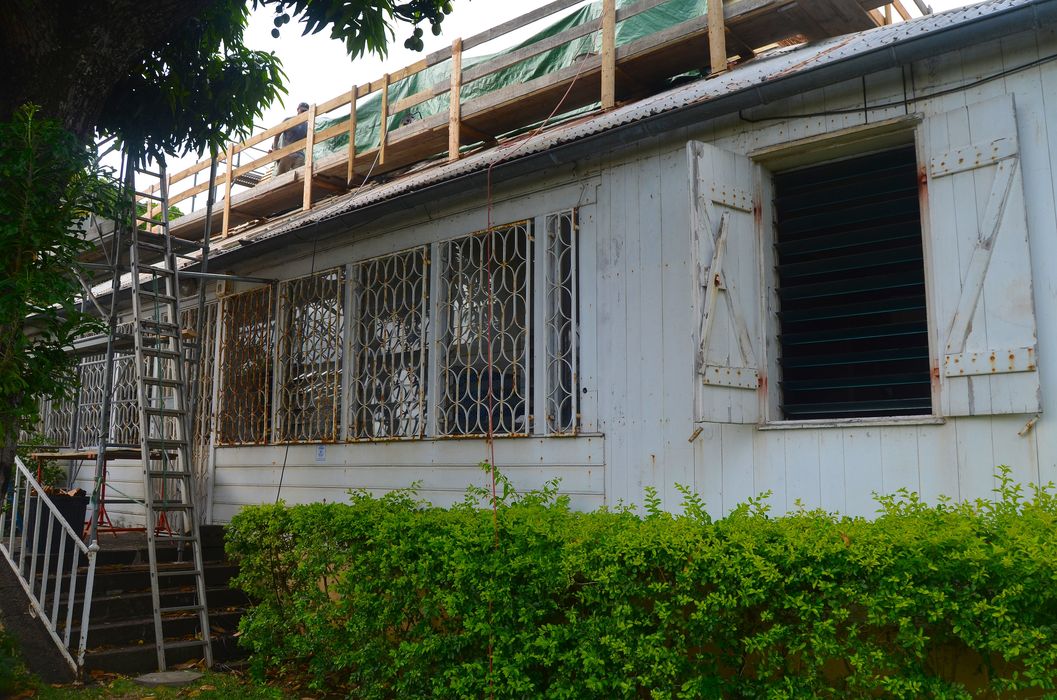 façade sur jardin, vue partielle