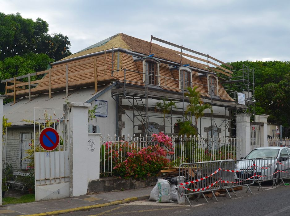 vue partielle de la façade depuis la rue