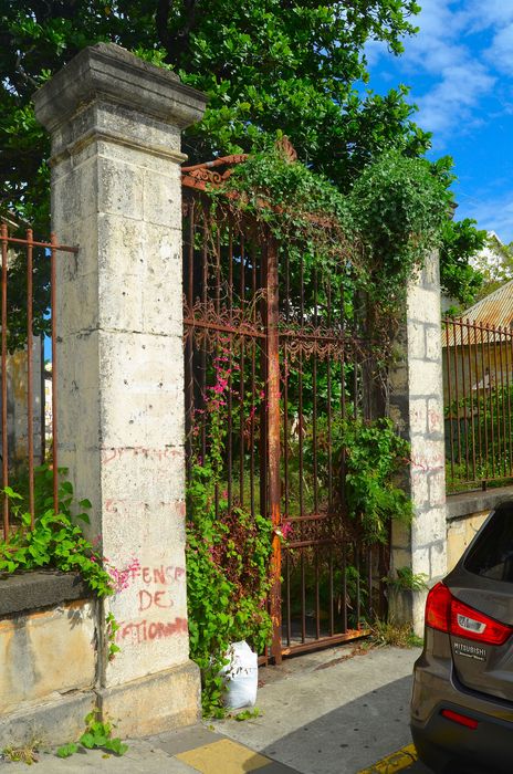 grille d’accès sur rue