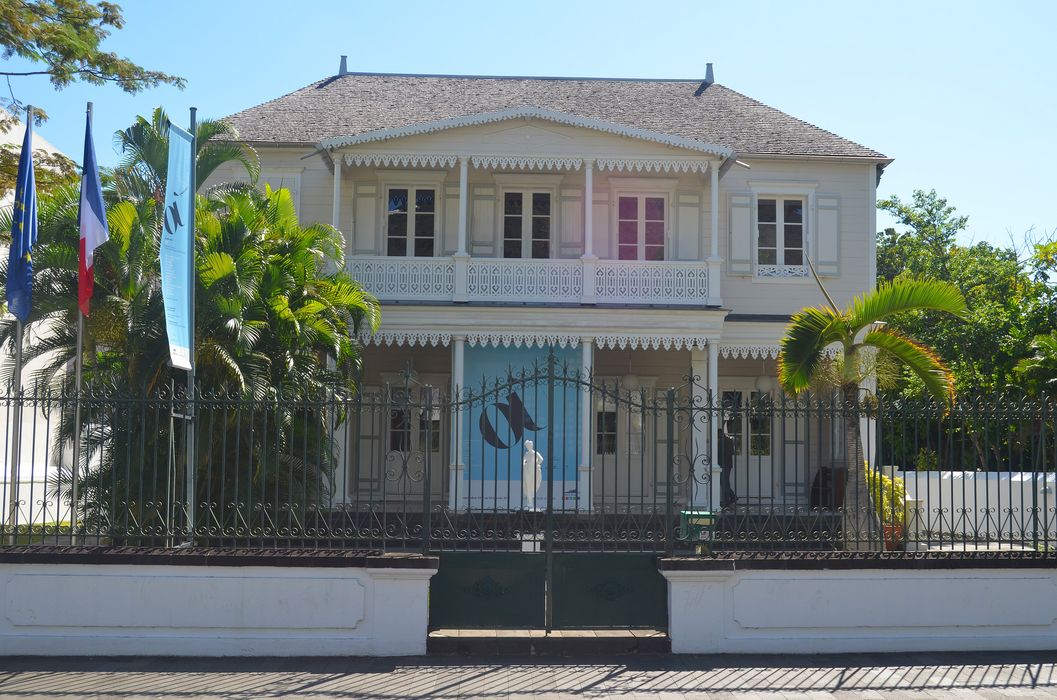 vue générale de la façade depuis la rue