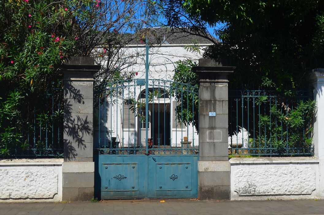 vue partielle de la façade depuis la rue