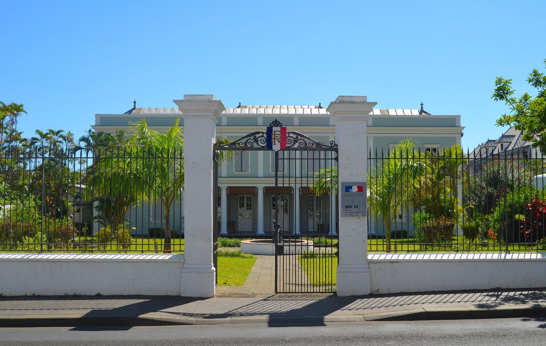 vue partielle de la façade antérieure depuis la rue