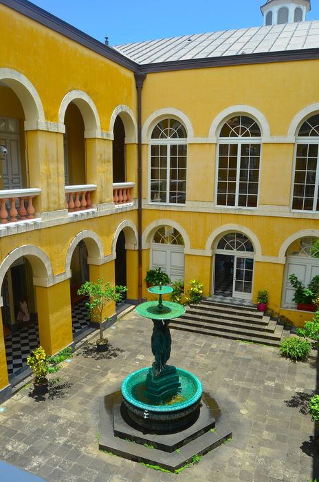 cour intérieure, vue partielle des façades