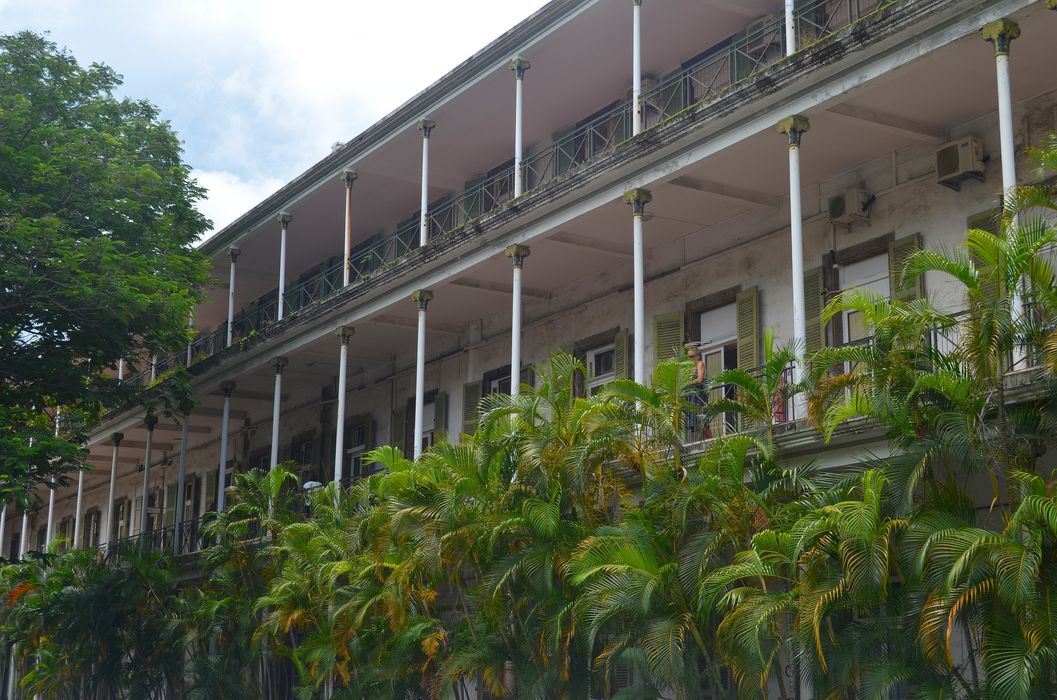 aile latérale sur cour, vue partielle d’une des façades