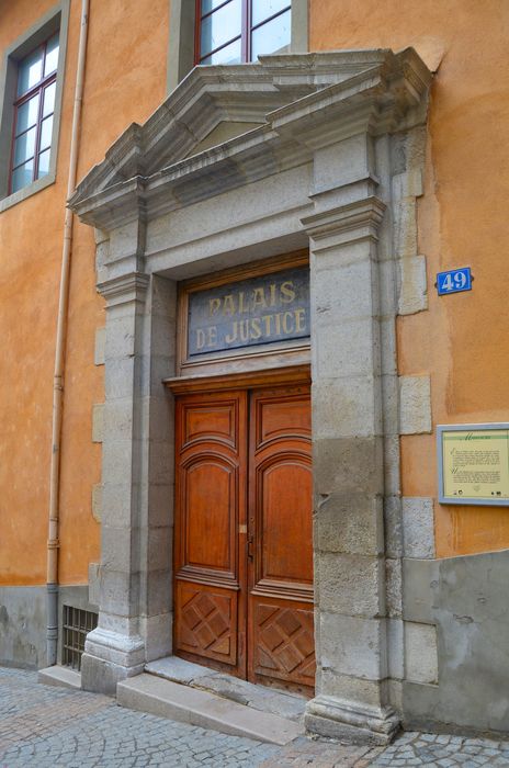 porte d’accès sur rue