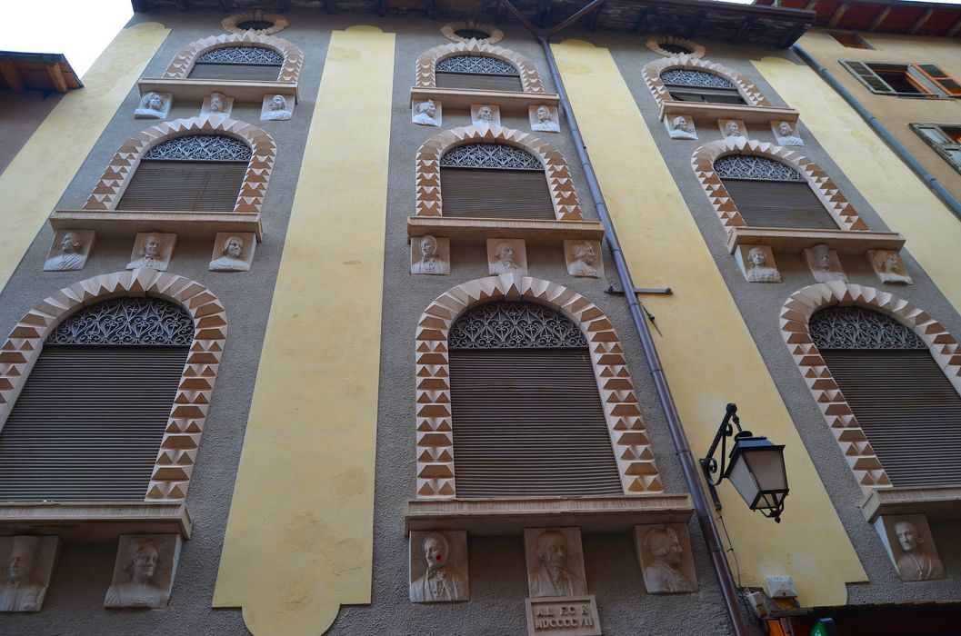 façade sur rue, vue partielle