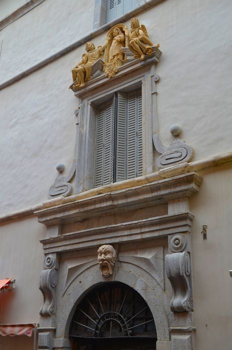 porte d’accès sur rue, vue partielle