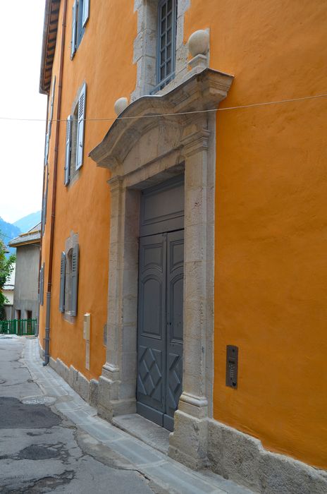 façade sur rue, porte d’accès sur rue