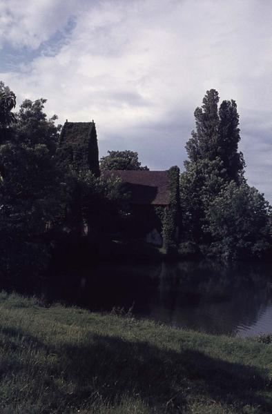 Façade nord près d'un plan d'eau