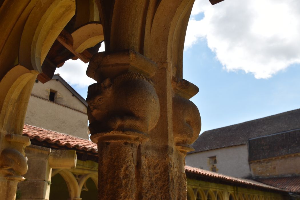 cloître, galerie nord, détail d’un chapiteau sculpté