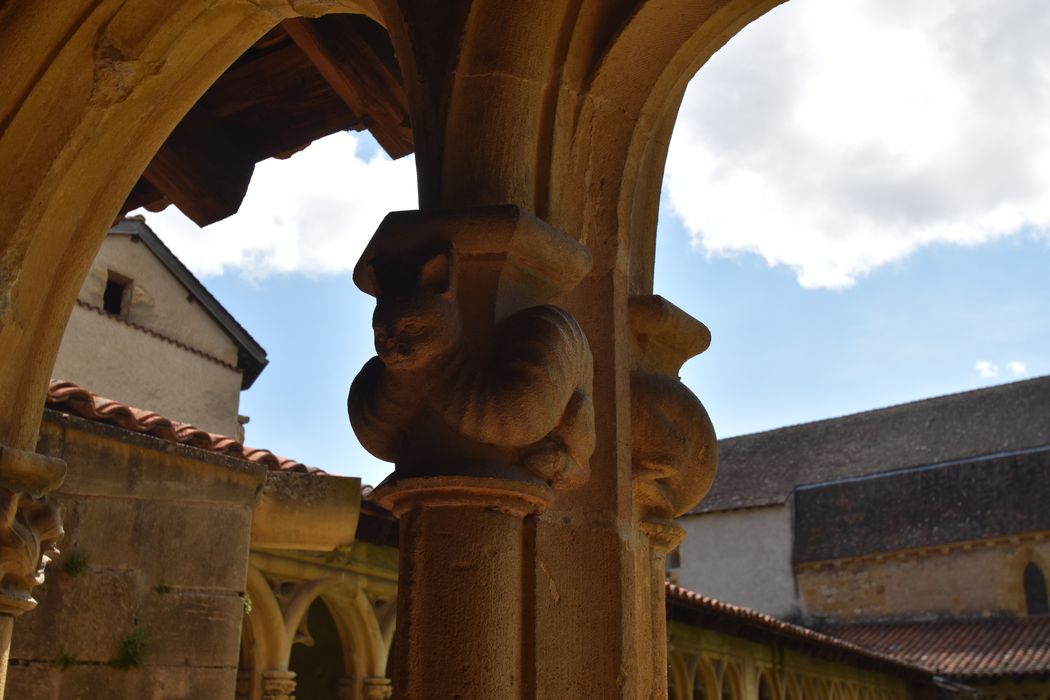 cloître, galerie nord, détail d’un chapiteau sculpté