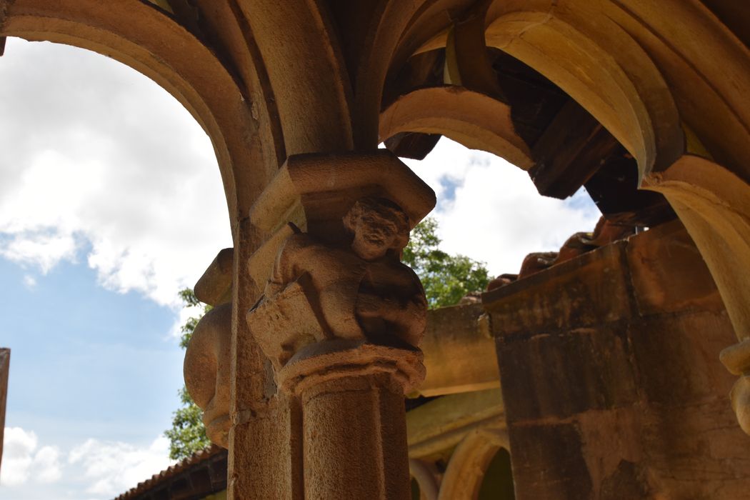 cloître, galerie nord, détail d’un chapiteau sculpté