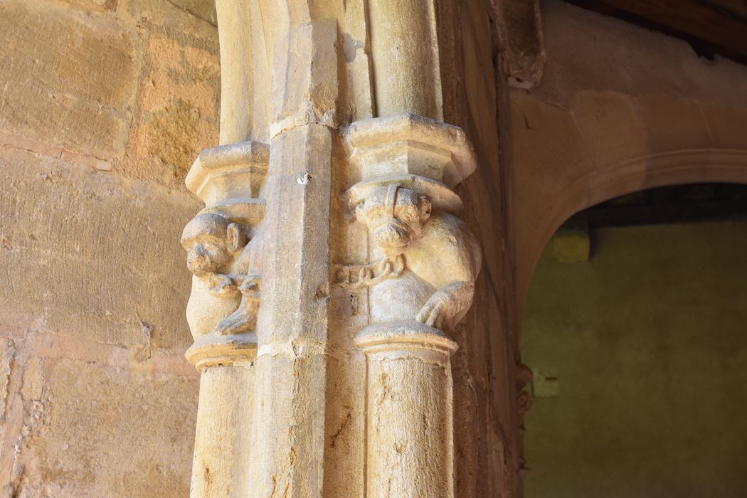 cloître, galerie nord, détail de deux chapiteaux sculptés