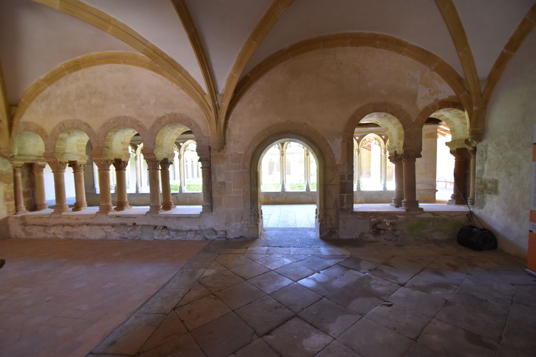 salle capitulaire, arcatures avec la galerie est du cloître